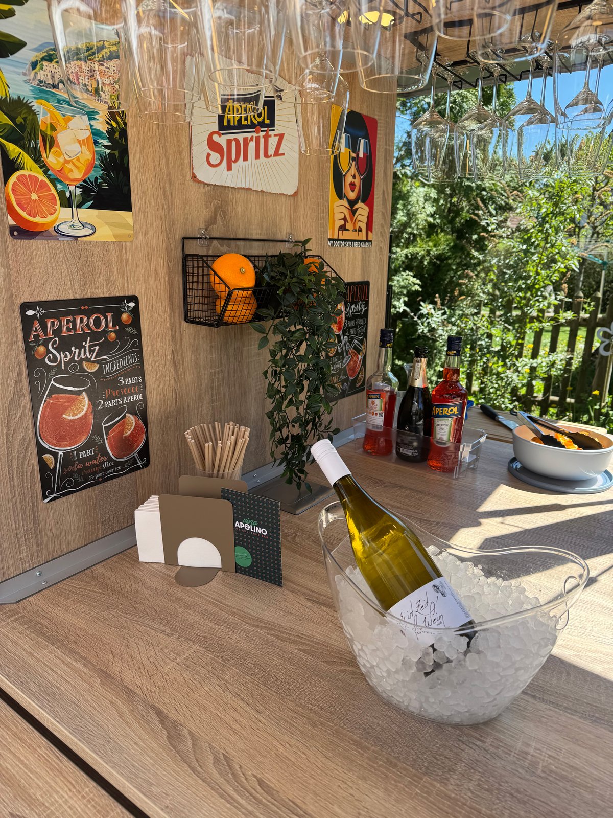 Vino Apelino mobile Ape Bar – die rollende Bar in dunkelgrün mit Branding